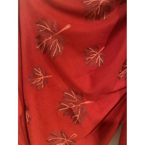 Two-B foulard "pashmina" rouge avec feuilles d'erables brodées  