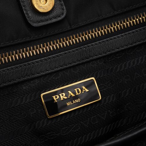 Prada Tessuto Two Way Handbag Pièce de luxe authentique d’occasion